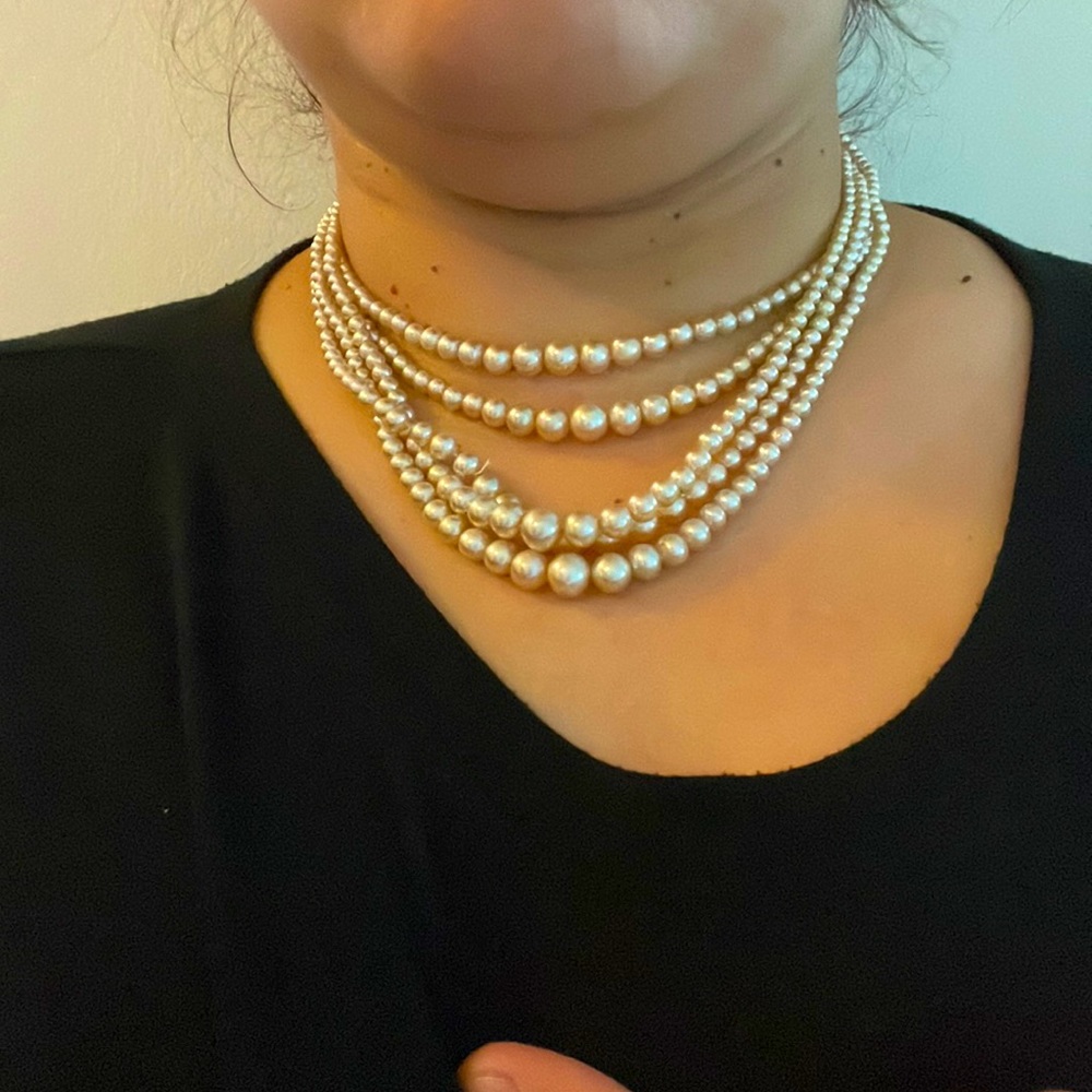 Short necklace, pearls